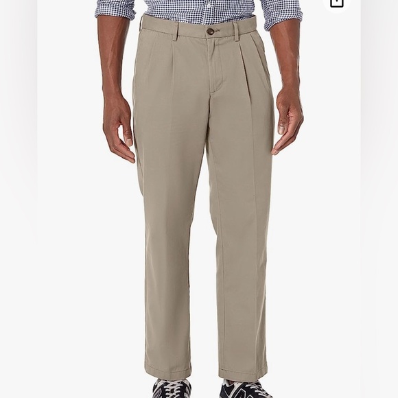 Men's Classic-Fit Wrinkle-Resistant Pleated Chino Pant size 42w x 29L - Picture 2 of 9